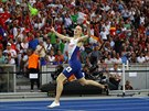 Norský mladík Karsten Warholm slaví titul mistra Evropy na trati 400 metr...