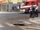 Auto na itní kanalizací se propadlo do vozovky v centru Prahy