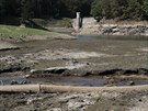 T�m�� vyschl� p�ehrada Pa��ov na �ece Doubrav�. (7.8.2018)