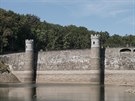 T�m�� vyschl� p�ehrada Pa��ov na �ece Doubrav� (7. srpna 2018)