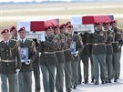 Pietní ceremoniál pi píletu ostatk tí eských voják padlých v Afghánistánu...