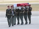 Pietní ceremoniál pi píletu ostatk tí eských voják padlých v Afghánistánu...