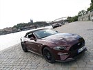 Ford Mustang - nová barva Royal Crimson psobí dstojn.