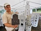 Josef Kusík, který se na stavb miniatury sídla v Hluboké na Vltavou podílí....