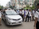 Bangladétí studenti kontrolují idiské prkazy (5.8.2018)