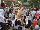 Bangladétí studenti skandují hesla na demonstraci za bezpenjí dopravu...