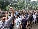 Bangladétí studenti blokují ulici v rámci protestu za bezpenjí dopravu...