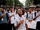 Bangladétí studenti zpívají hymnu na demonstraci za bezpenjí dopravu