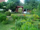 tenáka na zahrad s láskou opeovává vedle kvtin i záhony zeleniny a bylinek.