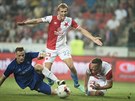 Slávistický útoník Stanislav Tecl (vpravo) padá po zákroku Tomasze Kedziory z...