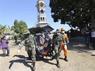 Záchranái odnáejí obti zemtesení v severním Lomboku. (7. srpna 2018)