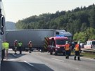 Na 18,5 kilometru dálnice D1 ve smru na Prahu blokují dopravu tyi kamiony...