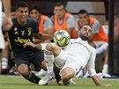 Joao Cancelo (vlevo) z Juventusu Turín a Daniel Carvajal z Realu Madrid v...