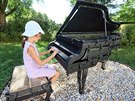 Sedmiletá Nona ze SanktPeterburgu hraje na Kováský klavír.