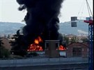 Na dálnici v Boloni explodovala po sráce dvou nákladních aut cisterna jednoho...