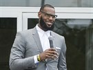 LeBron James hovoí pi otevení základní koly, kterou zafinancoval v rodném...