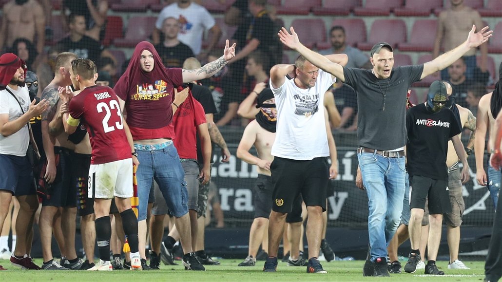 ZBLÁZNILI SE? Fanou�ci Sparty po inkasovaném gólu vtrhli na hrací plochu,...