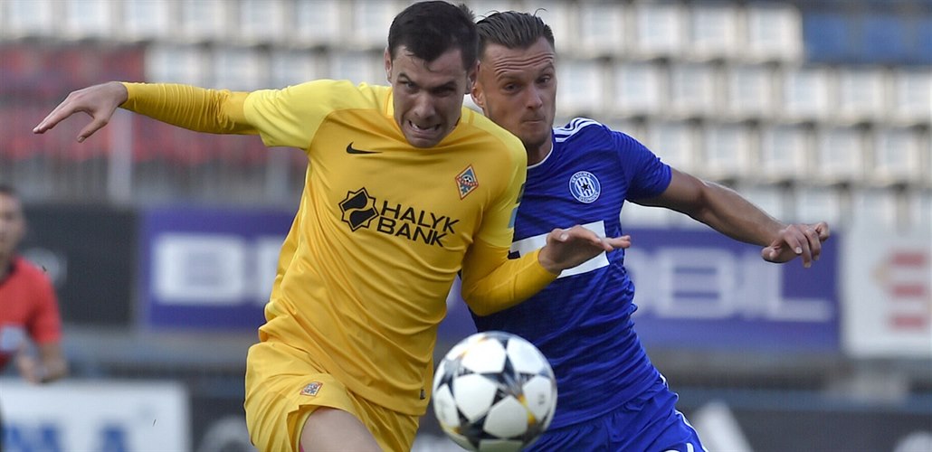 Olomoucký Martin Ne�por (vpravo) a Sergej Politevi� z Kajratu Almaty v utkání...