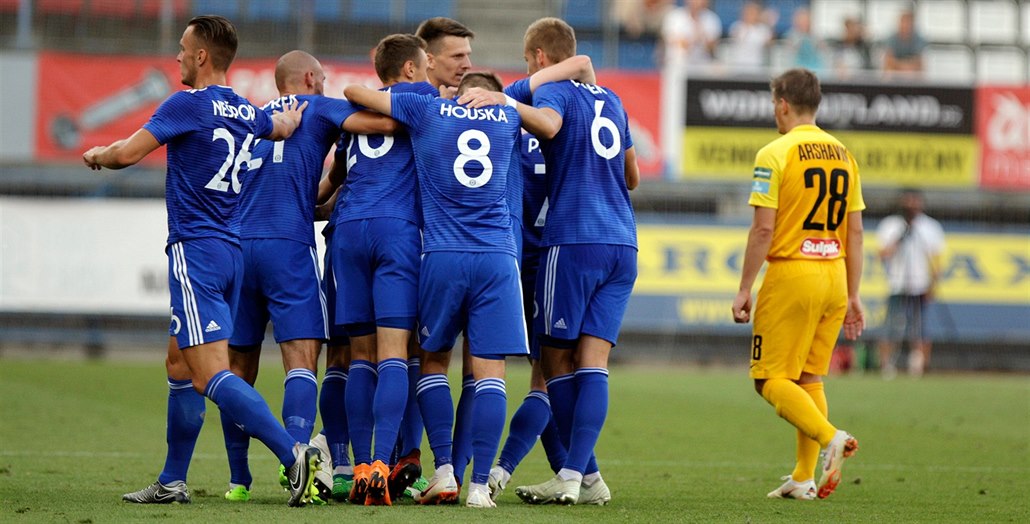 Olomou�tí fotbalisté se radují z gólu v pohárovém utkání proti Kajratu Almaty.