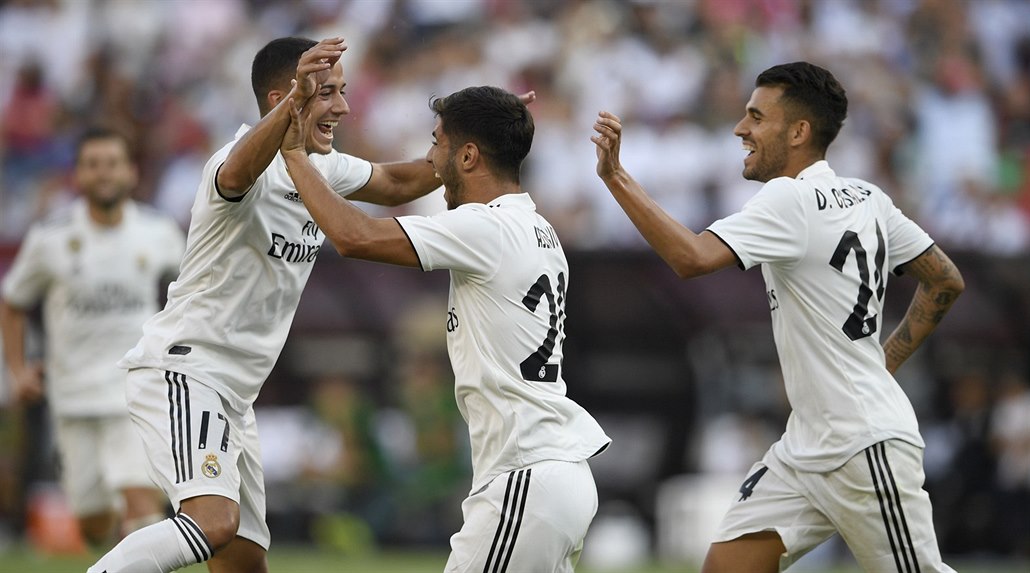 Marco Asensio (uprost�ed), Lucas Vázquez (vlevo) a Dani Ceballos slaví gól...