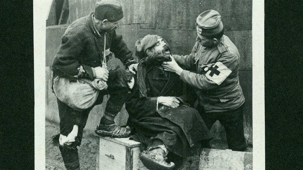 Lékař Georg Langer zachytil zajatecký tábor v Martínkovicích: "Zubní technici".