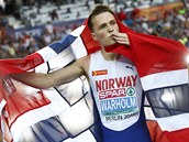 Karsten Warholm slaví titul mistra Evropy na trati 400 metrů s překážkami.