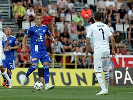 Olomoucký Jakub Plšek (v modrém uprostřed) kontroluje míč před plzeňským...
