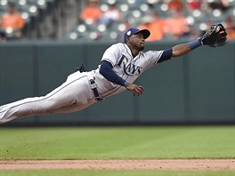 SKOK. Adelny Hechavarria z floridského týmu Tampa Bay Rays chytá mí odpálený...