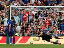 MÁM JI! Petr Čech z Arsenalu chytá penaltu Álvaru Moratovi, útočníkovi Chelsea.