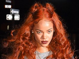 Divoká diva Rihanna sice mní barvu a délku svých vlas pomrn asto, kudrliny...