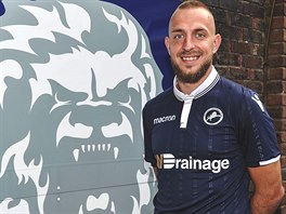 Jiří Skalák pózuje v dresu Millwallu, kam přestoupil z Brightonu.