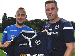 Jiří Skalák (vlevo) a Neil Harris, trenér Millwallu, kam český záložník...