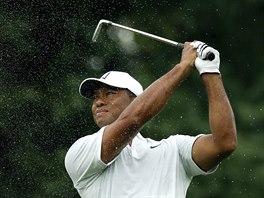 Tiger Woods při tréninku na PGA Championship.