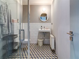 Minimalistické koupelny mají výraznou retro dlažbu z kolekce 1900 od španělské...