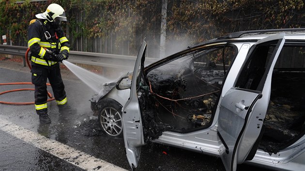 V nedli rno zasahovali hasii na Praskm okruhu u sjezdu na Oech. V odstavnm pruhu tam dolo k poru v motorov sti auta s karavanem (5.8.2018).