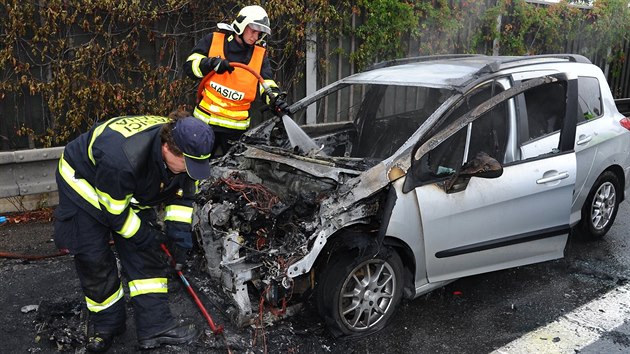 V nedli rno zasahovali hasii na Praskm okruhu u sjezdu na Oech. V odstavnm pruhu tam dolo k poru v motorov sti auta s karavanem (5.8.2018).