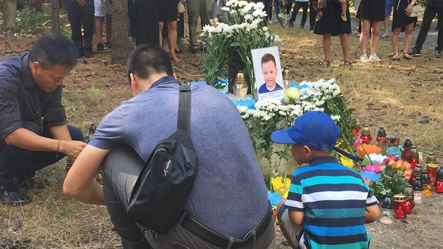 Až sto padesát lidí se v neděli odpoledne sešlo na pietním aktu za dva utonulé vietnamské chlapce (5.8.2018).