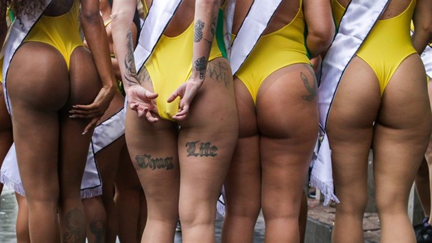 Prv Brazlie je toti znm kultem krsy, v jeho centru stoj vrazn ensk kivky a hlavn dokonal pozad.
