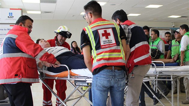 Záchranáři ošetřují zraněnou po nehodě mexického letadla (31.7.2018)