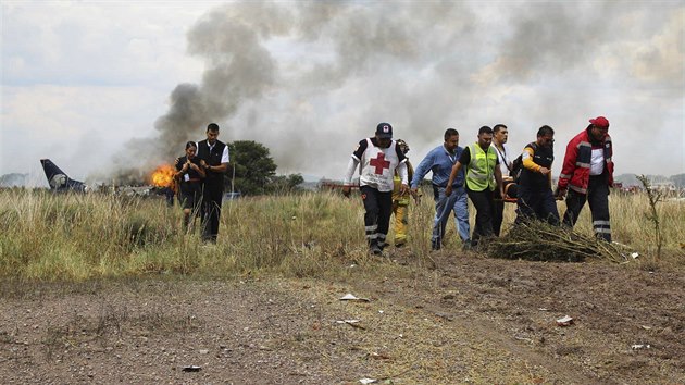 V Mexiku se krátce po startu zřítilo letadlo s více než stovkou lidí na palubě, všichni přežili (31.7.2018)