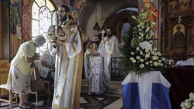 et ortodoxn kn slou bohoslubu za obti lesnch por v Mati (29. ervence 2018)