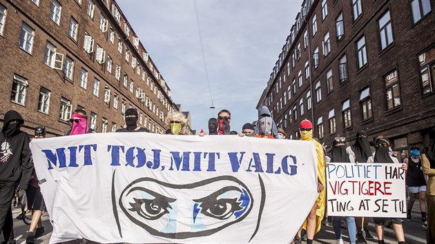 Lid v Kodani demonstrovali proti zkazu zahalovn oblieje. (1. srpna 2018)