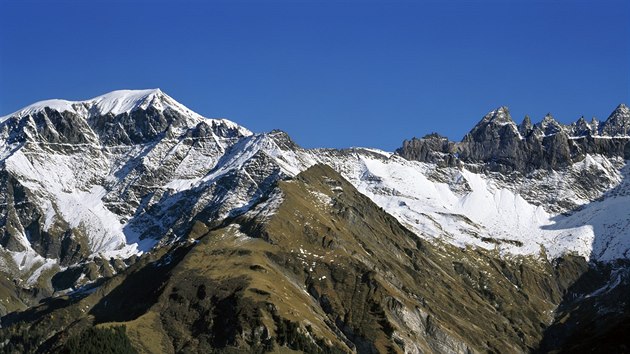 Pohled na horu Piz Segnas ve vcarskch Alpch.