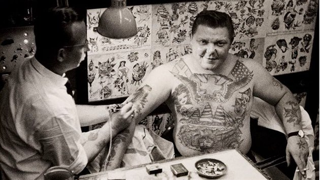 Mu na archivnm snmku se nechv tetovat v salonu Tattoo Ole.