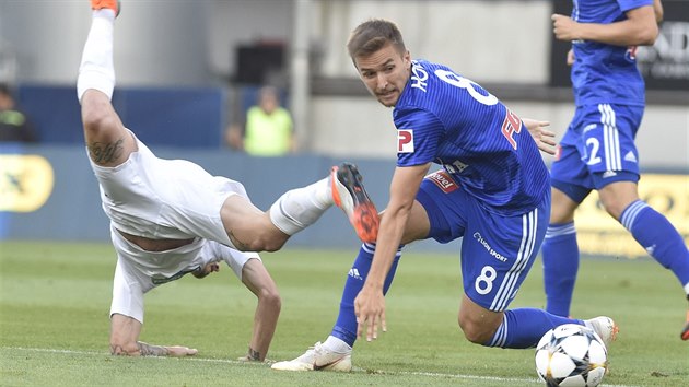 Olomouck David Houska se zved a pozoruje m v zpase s Plzn.