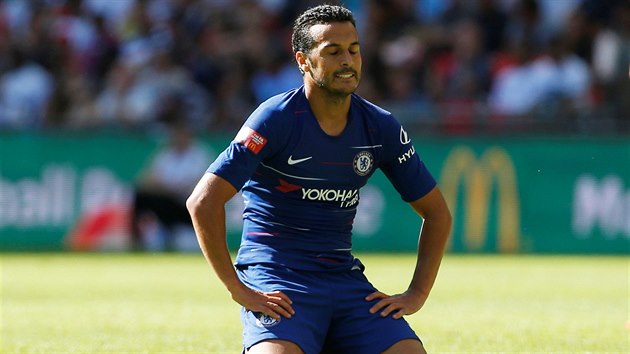 Pedro z Chelsea klečí na trávníku.