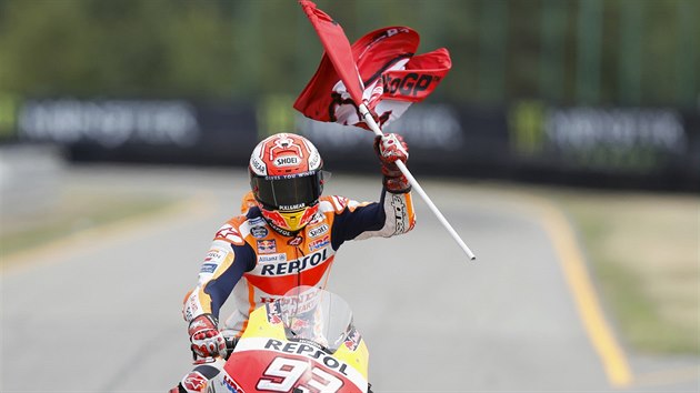 panlsk jezdec Marc Marquez oslavuje tet msto z Velk ceny esk republiky.