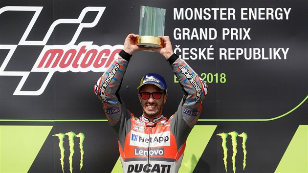 Italsk jezdec Andrea Dovizioso slav vtzstv v MotoGP na Velk cen esk republiky.