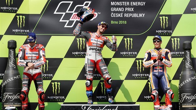 Italsk jezdec Andrea Dovizioso (uprosted) slav vtzstv v MotoGP na Velk cen esk republiky, druh dojel Jorge Lorenzo (vlevo, oba z Ducati), tet skonil Marc Marquez.