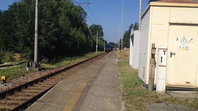 Lůžkový vůz jedoucí z Lince srazil osobní vůz na trati mezi Kamenným Újezdem a Včelnou. Řidič na místě zemřel.